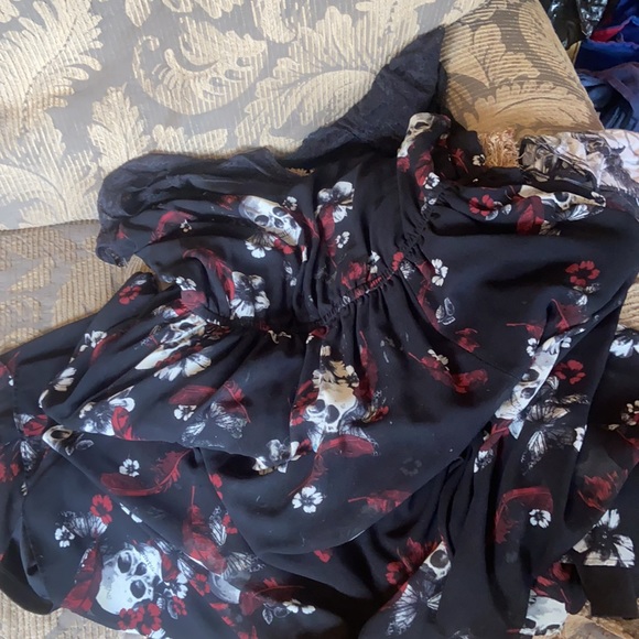 A plus size torrid dress size 14 has a small rip but it can be fixed - Picture 2 of 2